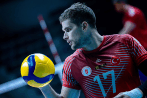 Trévor Clévenot avec le ballon dans la main gauche. (Ziraat Bankası Ankara)