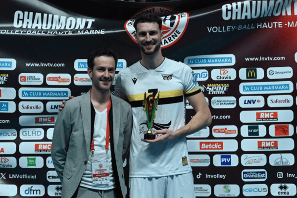 Raphaël Pascal avec le trophée de MVP du match face à Chaumont. (LNV - Chaumont)