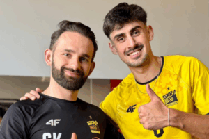 Antoine Pothron, grand sourire et pouce levé, lors d’une séance de musculation. (Belchatow)