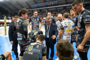L’entraîneur de Perugia, Angelo Lorenzetti, entouré de ses joueurs lors d’un temps-mort. (LegaVolley)