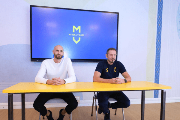 À gauche, Alberto Casadei, directeur sportif de Modena, et à droite, l’entraîneur Alberto Giuliani, lors d’une conférence de presse. (LegaVolley)