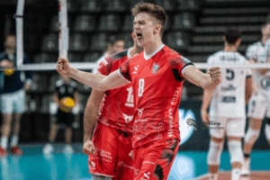 Théo Mohwinkel exulte après avoir marqué un point, les poings serrés. (Volleytimes)