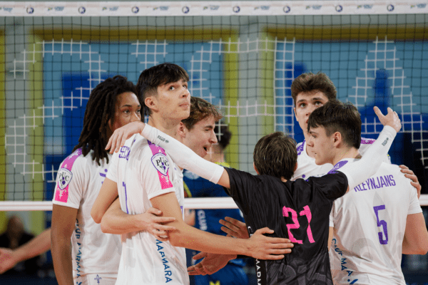 Les Parisiens se rassemblent après avoir remporté un point. (LNV - Paris Volley)