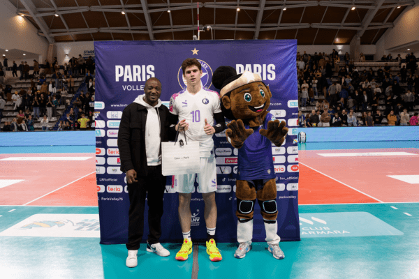 Vasiliy Molotkov avec le titre de MVP du match face à Toulouse. (LNV - Paris Volley)