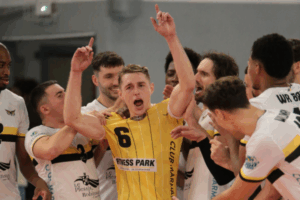 Les joueurs du Plessis-Robinson célèbrent avec Julian Debès son titre de MVP. (LNV - Nice)