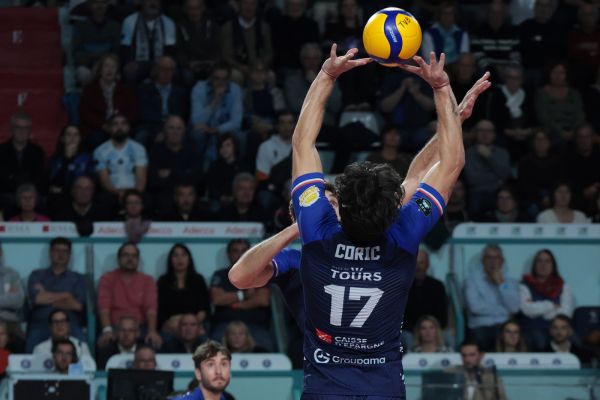 Zeljko Coric réalisant une passe. (LNV - Tours Volley-Ball - Hélène Matrat)