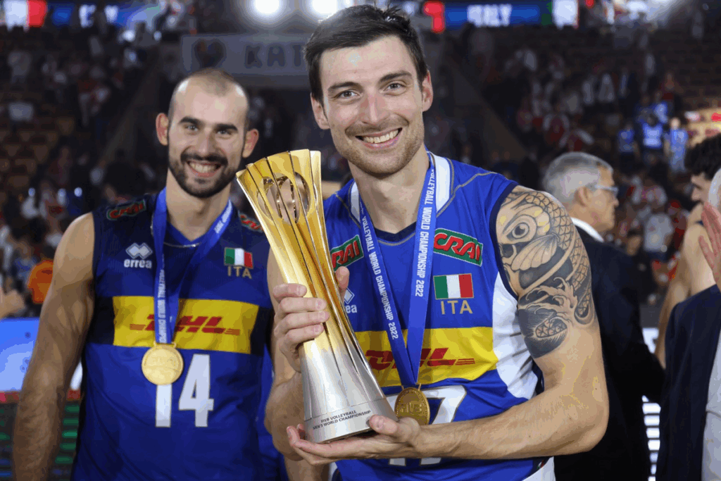 Photo de Simone Anzani avec le trophée du Mondial 2022. (Volleyballworld)
