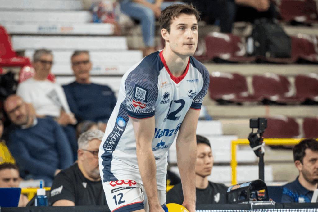 Photo de Jordan Schnitzer au service durant la saison 2024-2025 avec Milano. (LegaVolley)