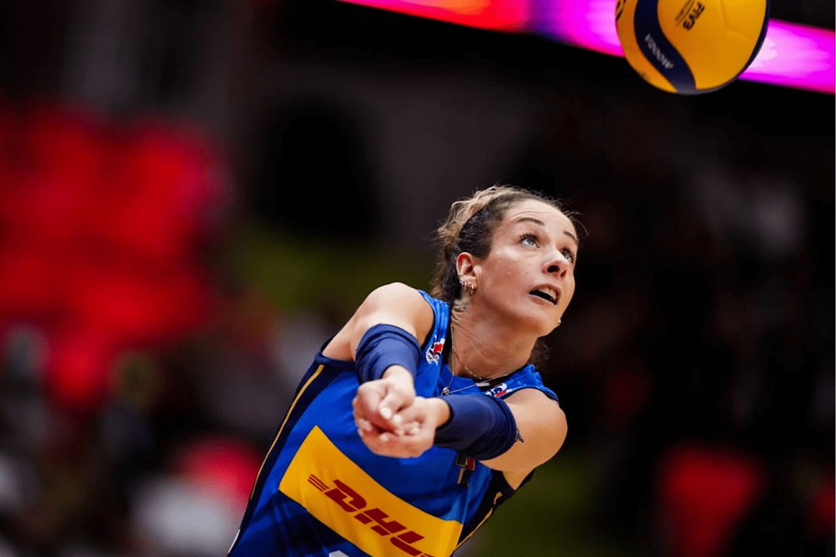 Photo de Monica De Gennaro en réception lors du Mondial face à l’Allemagne. (Volleyballworld)