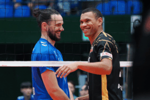 Antoine Brizard et Stephen Boyer se sont revus sur le terrain à l’occasion d’une rencontre amicale. (Osaka Bluteon)