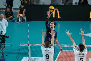 Nik Mujanovic à l’attaque au-dessus du bloc poitevin lors du derby. (LNV - Tours Volley-Ball - Hélène Matrat)