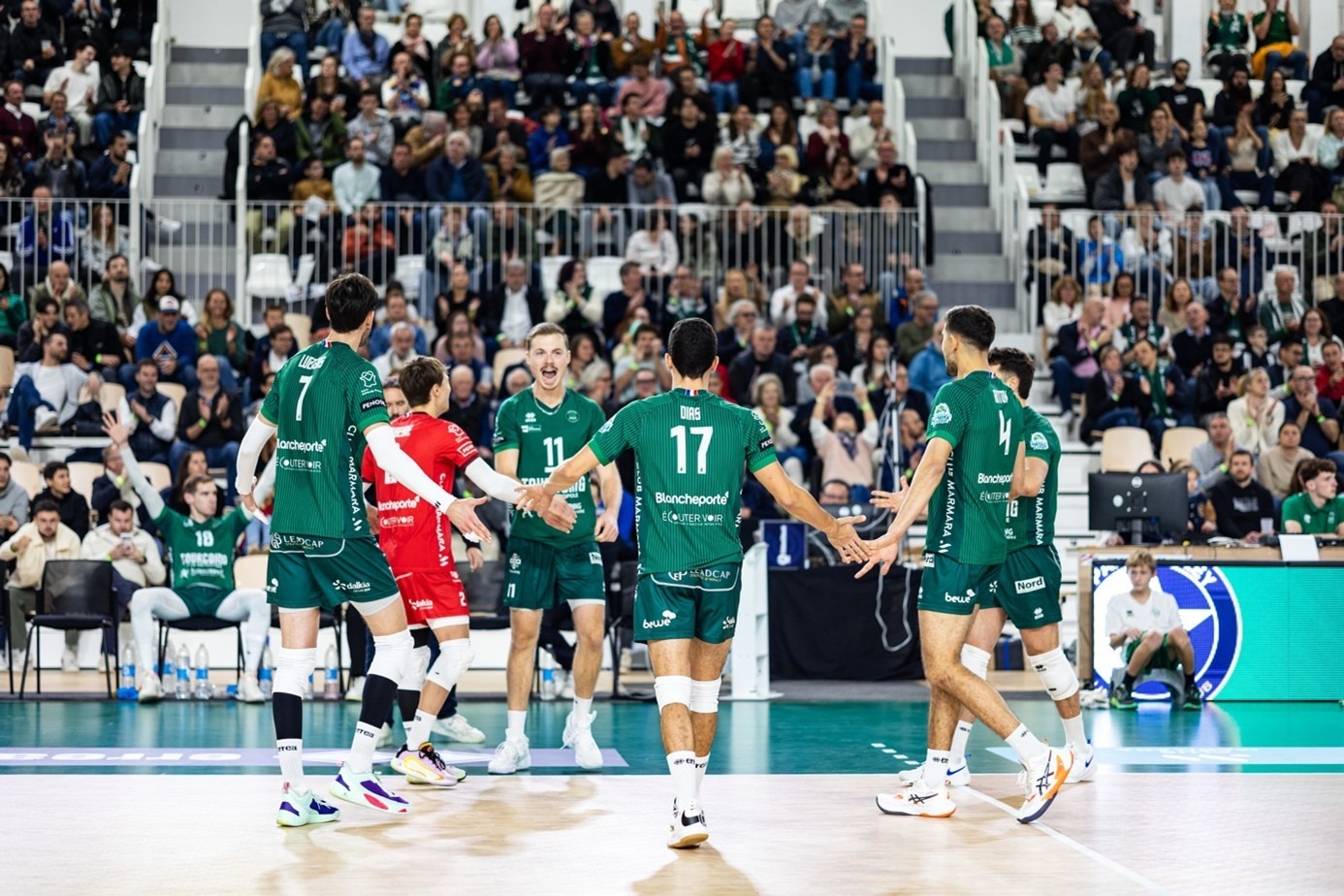Le capitaine du TLM Simon Roehrig et ses coéquipiers célébrant un point. (@lucas.adnphoto)