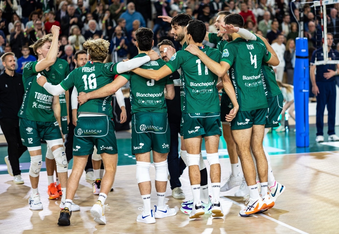 Les joueurs du TLM et le staff sautent de joie après leur victoire 3-0 contre Paris. (@lucas.adnphoto)