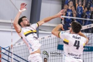 Elgert effectue une passe pour son central Raphaël Pascal. (Volleytimes)