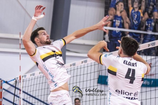 Elgert effectue une passe pour son central Raphaël Pascal. (Volleytimes)