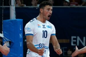 Lorenz Karlitzek célèbre un point, les poings serrés. (Leo Trimbur)