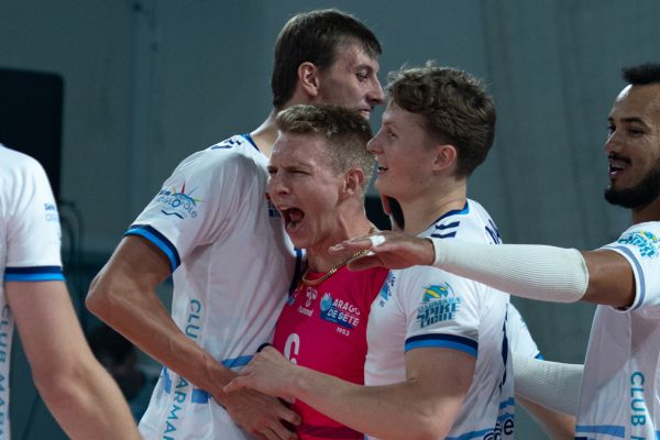 Tristan Schlienger, Gage Worsley et Nooa Marttila après un point remporté. (Leo Trimbur)