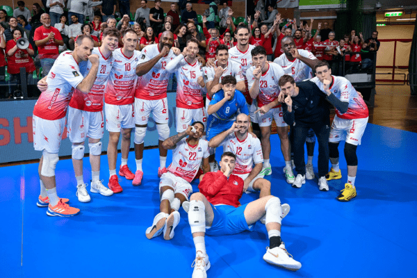 Photo de groupe après la victoire face à Cuneo (LegaVolley)