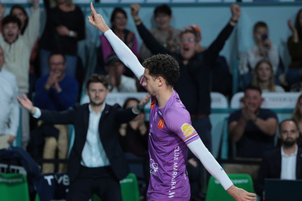 Luca Ramon célèbre un point en levant le bras droit en l’air. -(LNV - Tours Volley-Ball - Hélène Matrat)