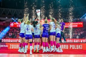 Les joueuses de Rzeszów célèbrent leur victoire avec le trophée. (PlusLiga)