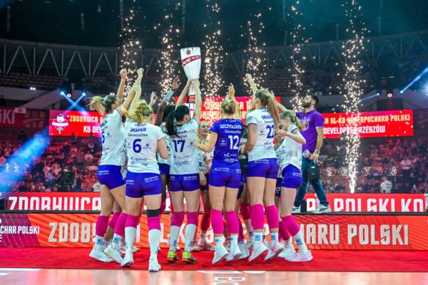Les joueuses de Rzeszów célèbrent leur victoire avec le trophée. (PlusLiga)