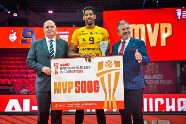 Wilfredo León pose avec le trophée de MVP du match. (PlusLiga)