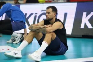 Raphaël Corré prend un moment de réflexion, assis sur le terrain. (Bursa)