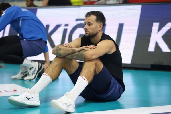 Raphaël Corré prend un moment de réflexion, assis sur le terrain. (Bursa)