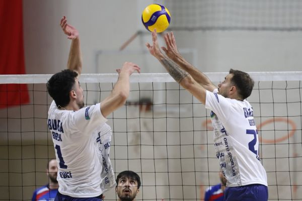 Raphaël Corré sert son central, son partenaire de jeu à Bursa. (Bursa)