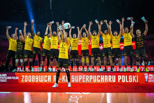 Sur le podium, les joueurs de Lublin célèbrent leur victoire, menés par leur passeur Marcin Komenda, qui soulève le trophée de la Supercoupe sous les applaudissements du public. (PlusLiga)