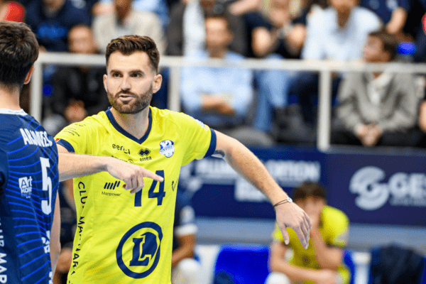 Romain Devèze, le libéro nazairien, communique avec son passeur. (LNV - Saint-Nazaire)