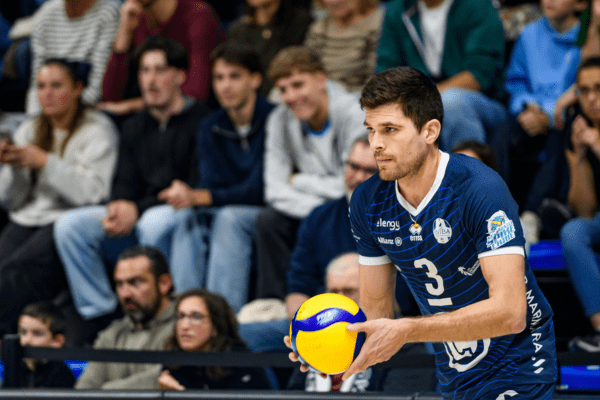 Nicolas Burel s’avance pour effectuer son service. (LNV - Saint-Nazaire)