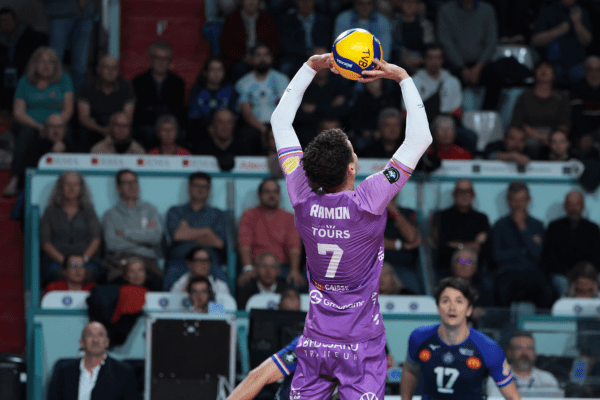 Luca Ramon réalise une passe lors du match face à Poitiers. (LNV / Tours Volley-ball / Hélène Matrat)