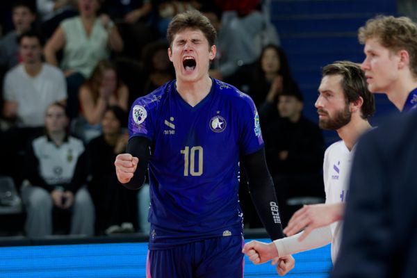 Le pointu russe du Paris Volley, Vasiliy Molotkov, célèbre un point face à Narbonne. (LNV - Paris Volley - Fabi78230)