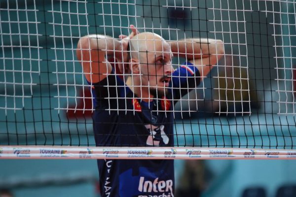 Guilherme Voss au filet. (Hélène Matrat, Tours Volley-Ball)