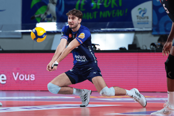 Isaac Heslinga en réception sur un service Tourquennois. (LNV - Hélène Matrat - Tours)