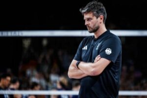 Michał Winiarski lors du premier match de phase de groupes des Jeux de Paris, perdu 2-3 face aux États-Unis. (Volleyballworld)