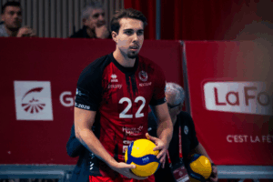 Joshua Marty, pointu de Chaumont, au service. (Alexis Langlet)