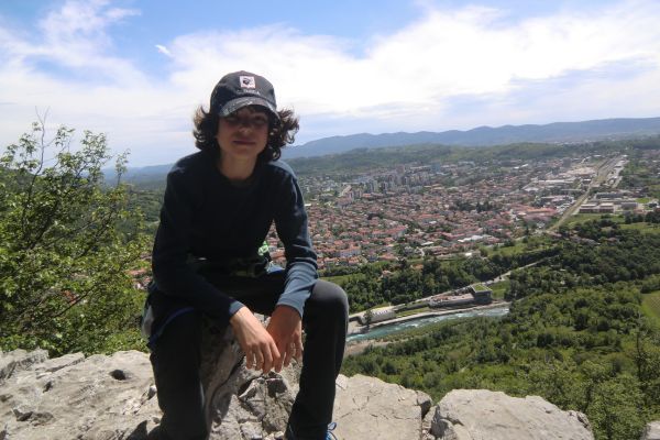 Nik Mujanovic, casquette sur la tête, posé sur un rocher pendant des vacances en famille, alors qu’il était encore enfant. (Famille pour VA)