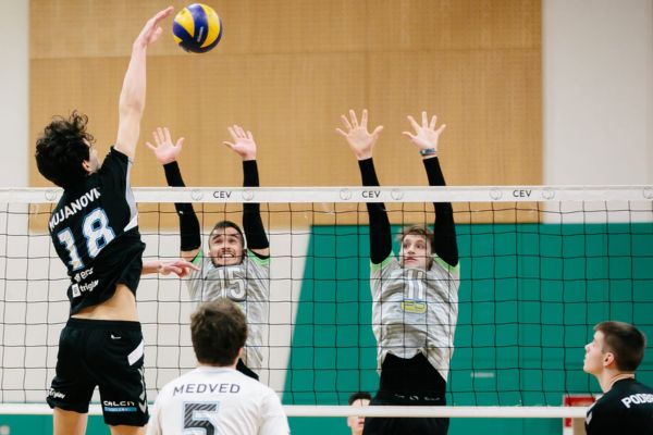 Nik Mujanovic, en pleine attaque au-dessus du bloc, alors qu’il n’avait qu’une quinzaine d’années. (Famille pour VA)