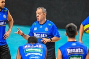 Horacio Dileo donne ses consignes à ses joueurs au sein de son club brésilien. (Vôlei Renata/Campinas)
