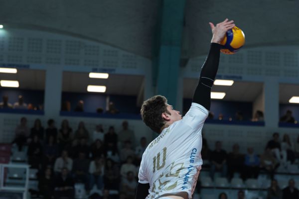 À l’attaque, le pointu parisien Vasiliy Molotkov a inscrit 22 points dans ce match. (LNV - Tours - Hélène Matrat)