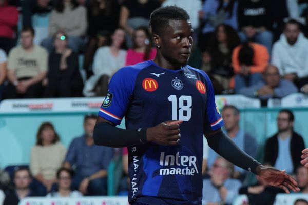 Tours s’impose 3-1 dans le Classico face à Paris, et Kavogo décroche le titre de MVP. (LNV - Tours - Hélène Matrat)