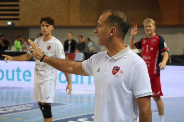 Frédéric Ferrandez, tout juste âgé de 50 ans, a dû revoir ses plans avant le match contre Narbonne en raison de l’absence de Célian Talon. (LNV - Ajaccio)