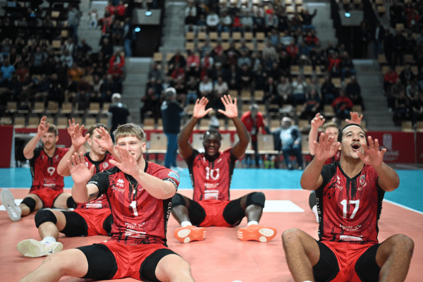 Les Chaumontais savourent leur première victoire de la saison face à Nice, en communion avec leurs supporters. (LNV - Chaumont)