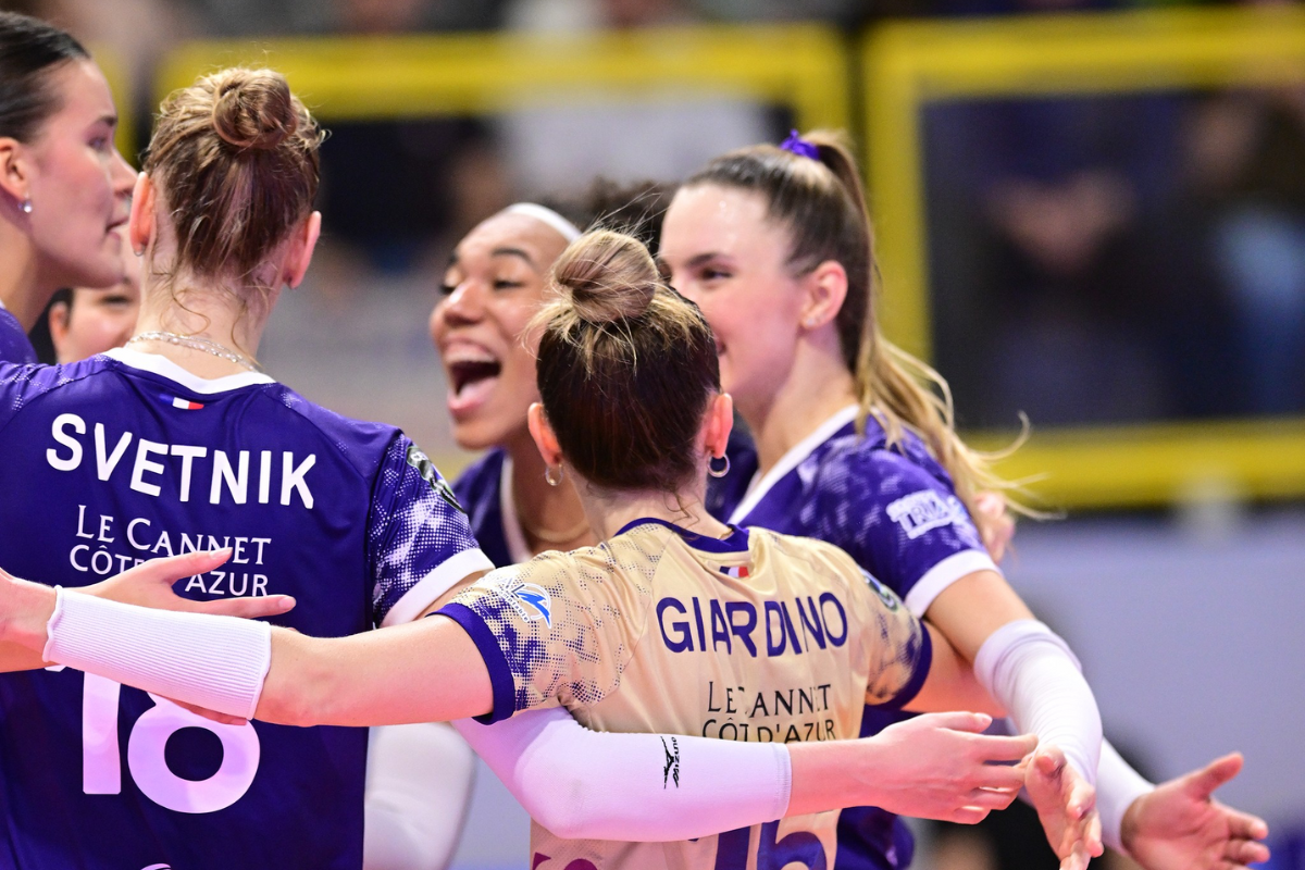 Les joueuses du Cannet se rassemblent sur leur partie de terrain lors du cinquième match de championnat face au club de Béziers. (LNV - Le Cannet - Christian Besson)