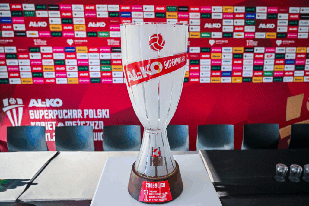 Le trophée tant convoité de la Supercoupe de Pologne, en jeu ce soir à Katowice. (PlusLiga)