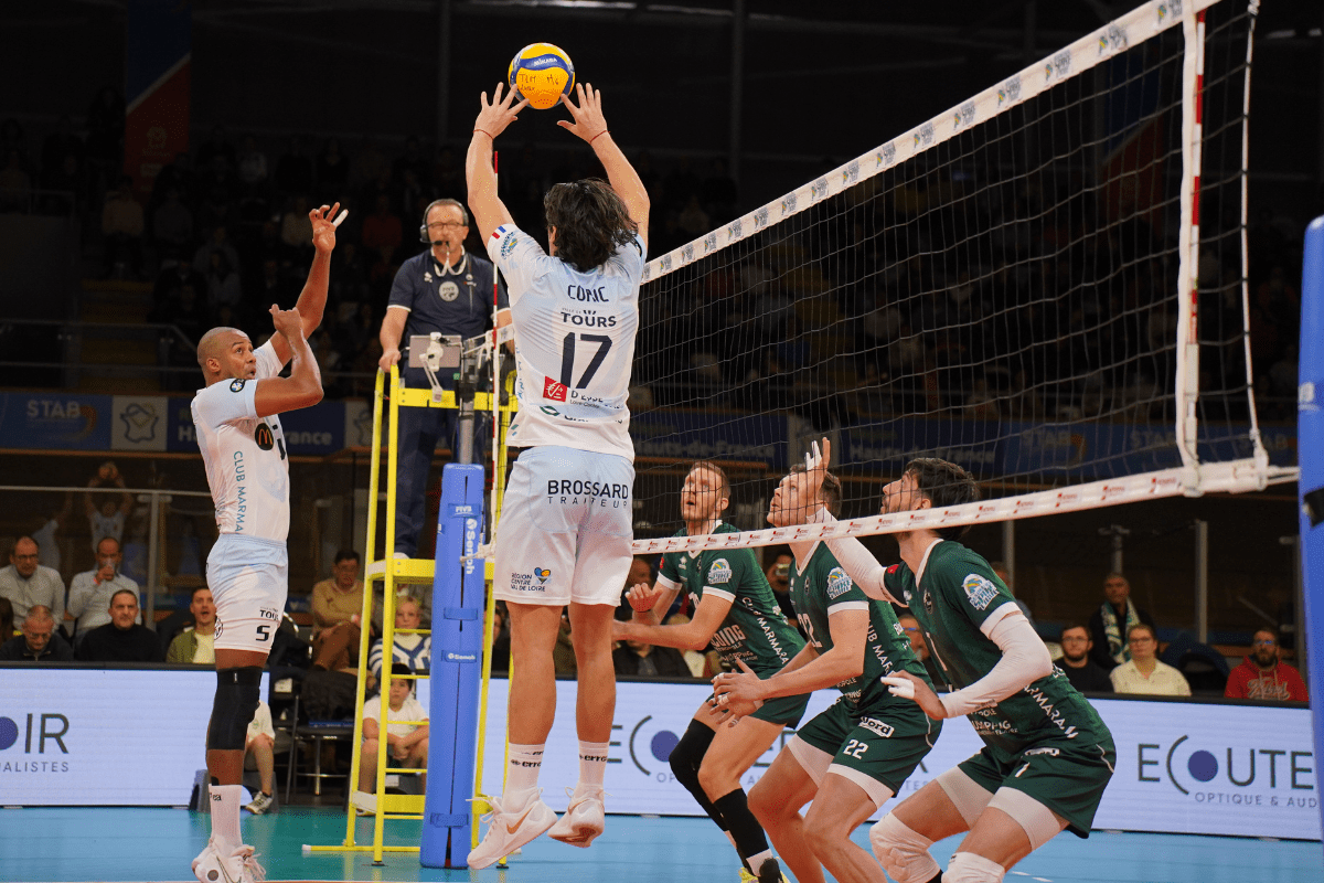 Le capitaine et passeur du TVB distribue le jeu face à Tourcoing lors de la 9e journée de la saison 2024-2025. (LNV - Tourcoing)