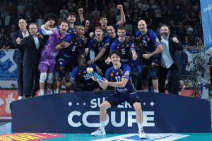 Les Tourangeaux posent avec le trophée de la Supercoupe de France, remportée ce mardi sur le score de 3-2 face à Tourcoing. (LNV - Hélène Matrat - Tours)