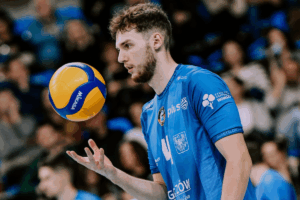 Le jeune réceptionneur-attaquant français Mathis Henno se prépare à servir durant une rencontre de PlusLiga. (kamciography)